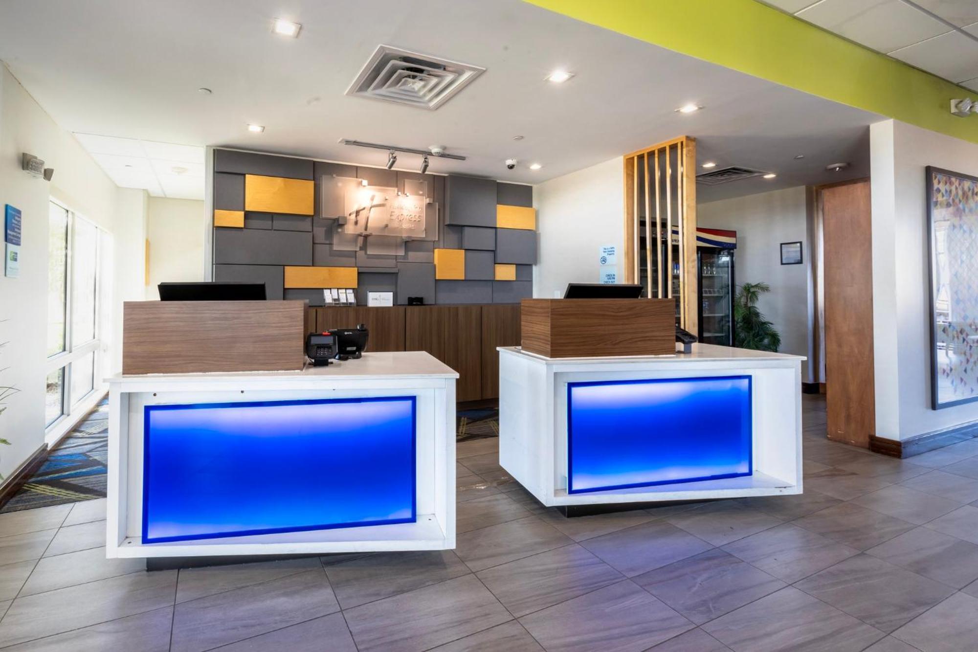 Holiday Inn Express & Suites Dallas Ne Arboretum Garland Exterior photo